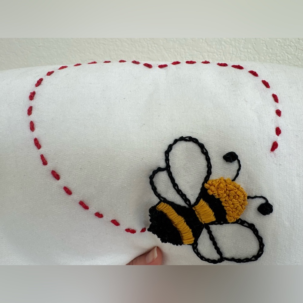 Hand Embroidered Bee Sweatshirt One of a Kind Women’s Size M - Picture 5 of 6